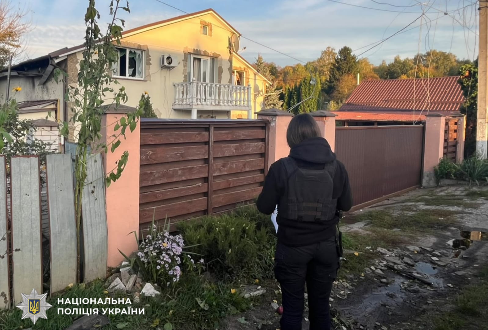 На фото правоохоронець, який документує наслідки атаки рф.