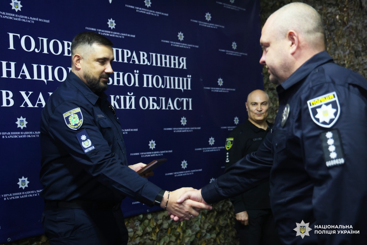 Начальник поліції Харківщини відзначив кращих працівників дозвільної системи