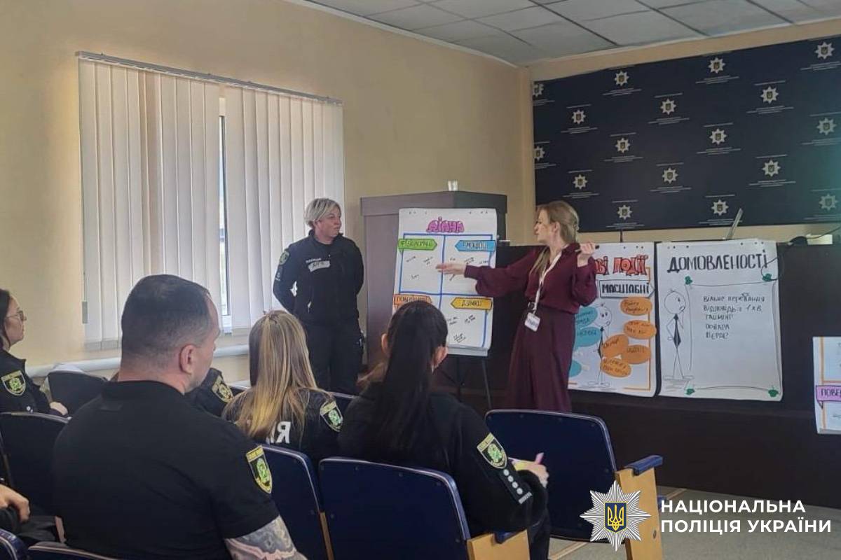 Поліцейські Харківщини опановують навички психологічної допомоги у кризових ситуаціях