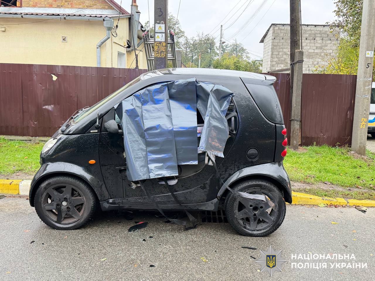 На фото пошкоджений автомобіль.
