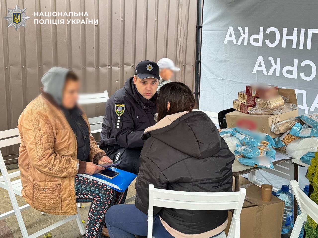 На фото правоохоронці на місці події, спілкуються з громадянами.