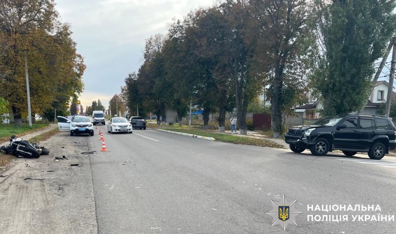 На фото місце скоєння ДТП, де працюють правоохоронці.