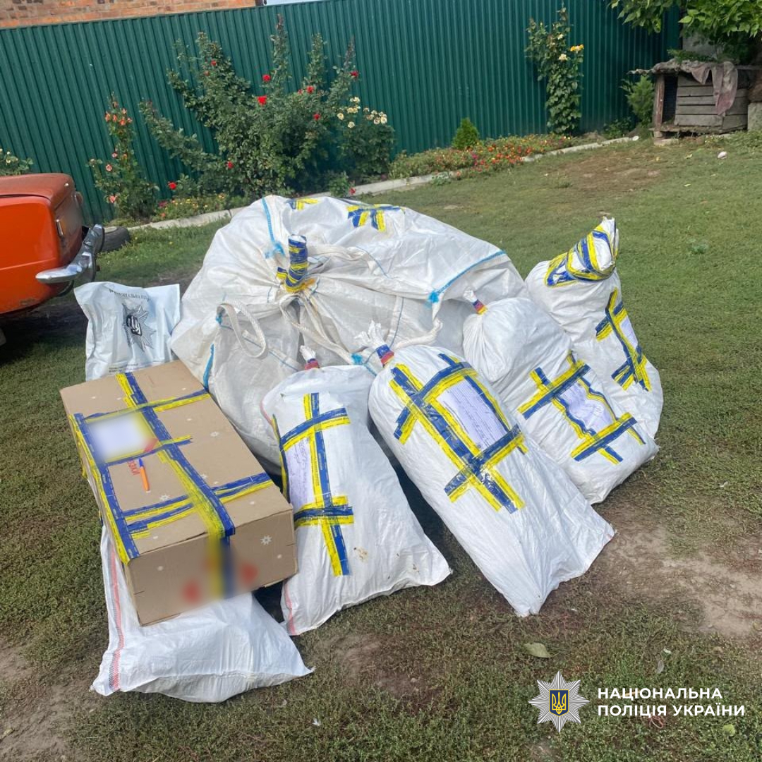 На Харківщині поліцейські припинили незаконне вирощування конопель та зберігання канабісу
