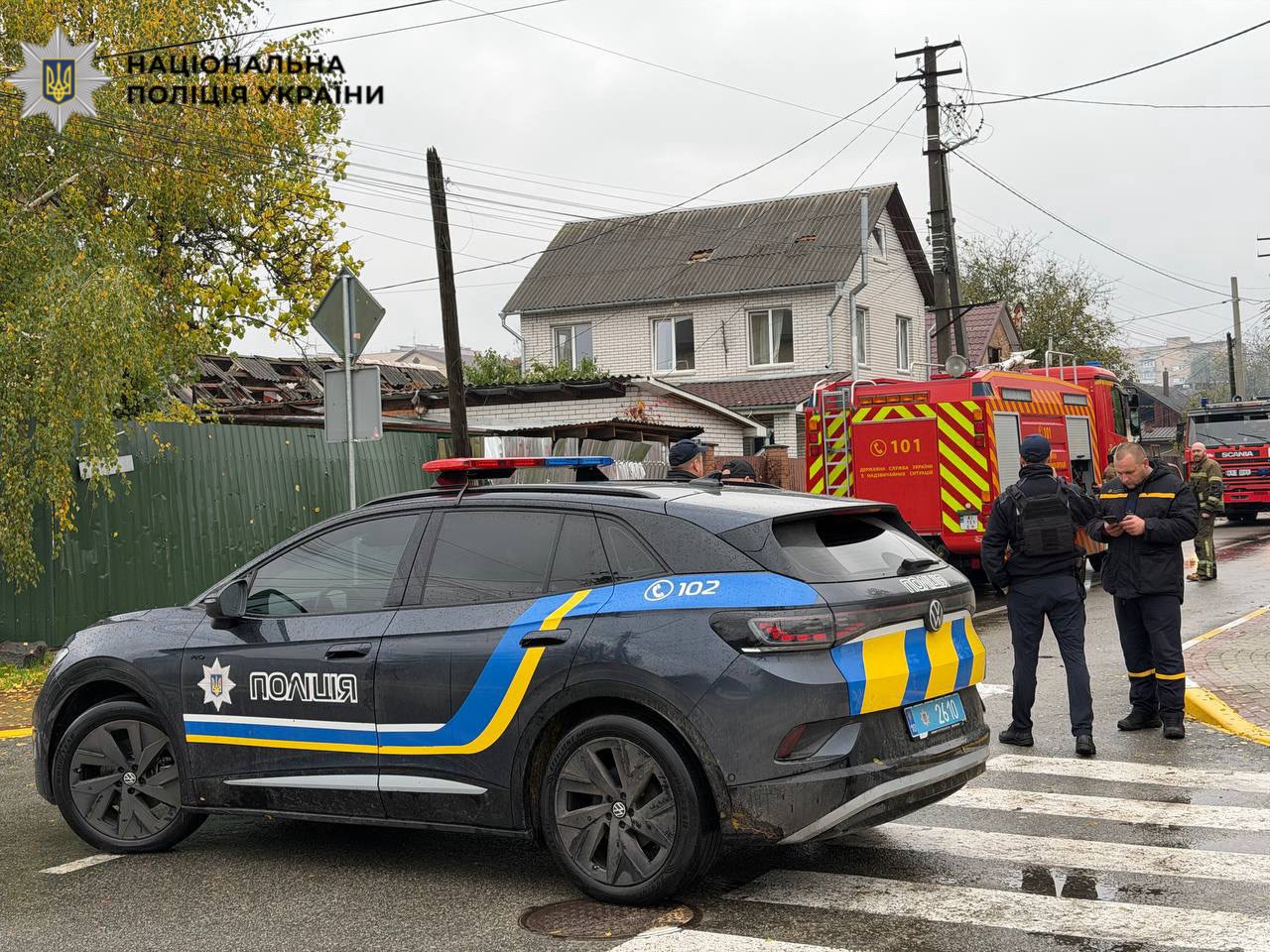 На фото правоохоронці на місці події.