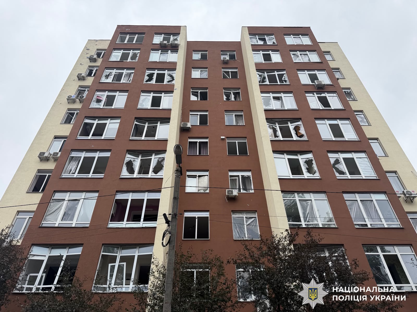 На фото пошкоджена багатоповерхівка, внаслідок удару рф..