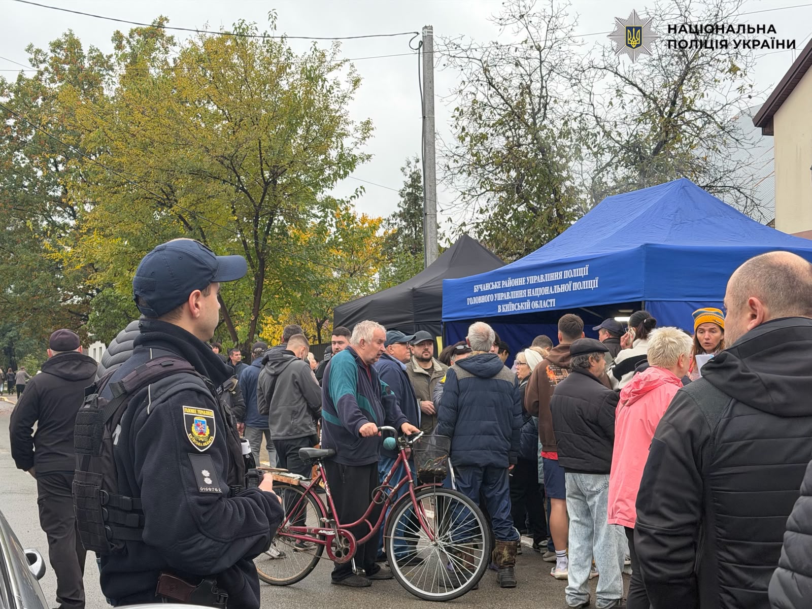 На фото правоохоронці, які документують воєнні злочини, на місці прильоту.