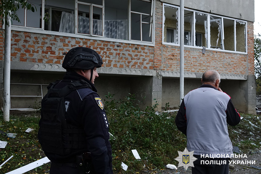 Поліцейські працюють з мешканцями пошкодженого будинку