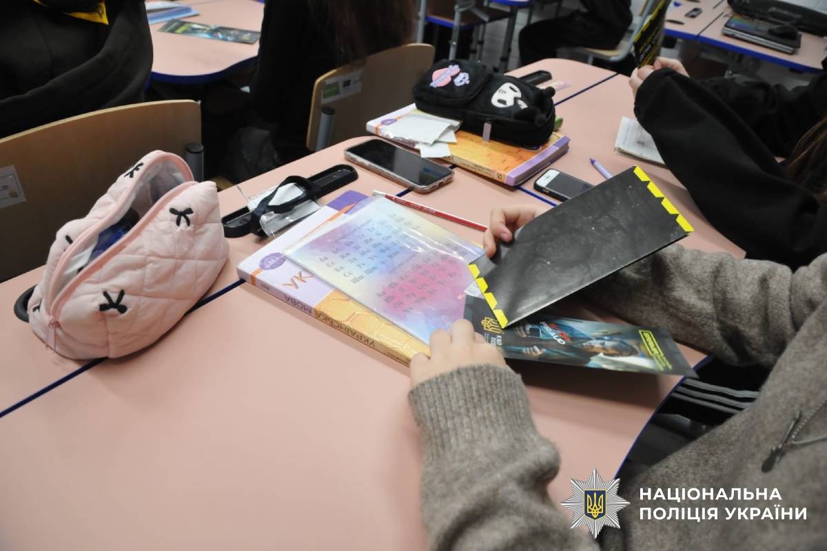 Поліцейські Харківщини навчали школярів розпізнавати вербування в інтернеті та захищати свої права