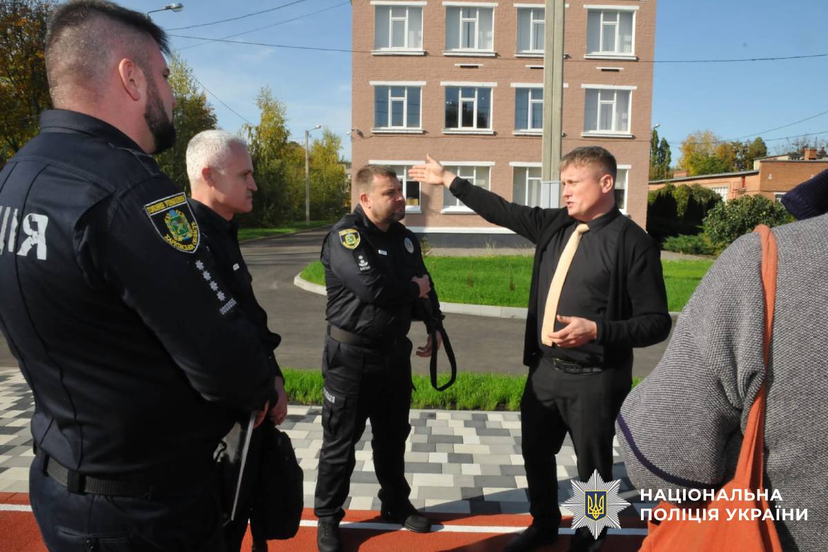 Поліцейські Харківщини навчали школярів розпізнавати вербування в інтернеті та захищати свої права