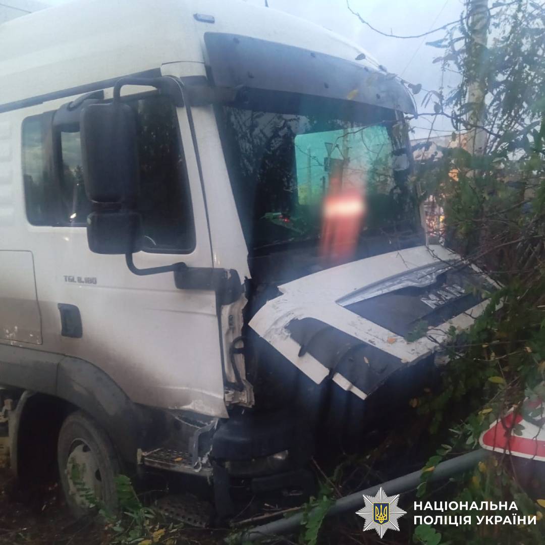 Поліція встановлює обставини ДТП на Харківщині, внаслідок якої загинули дві людини