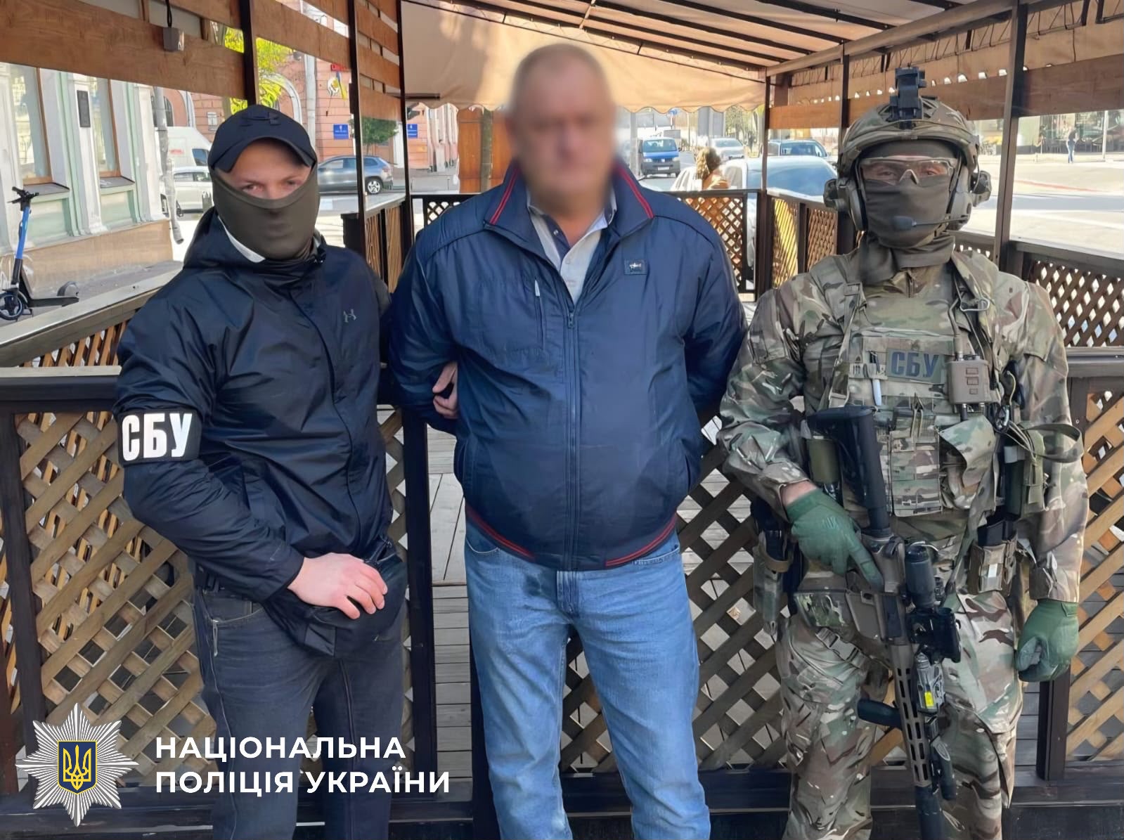 На фото один з фігурантів та правоохоронці.