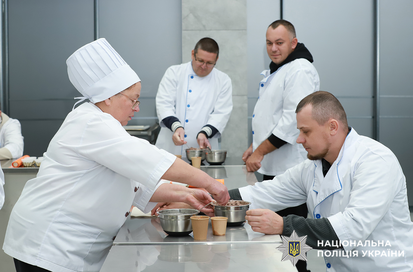 Хлопці під керівництвом кухарів готують мафіни