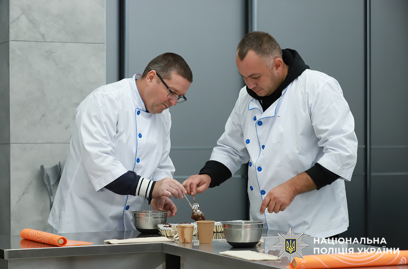 Хлопці готують мафіни
