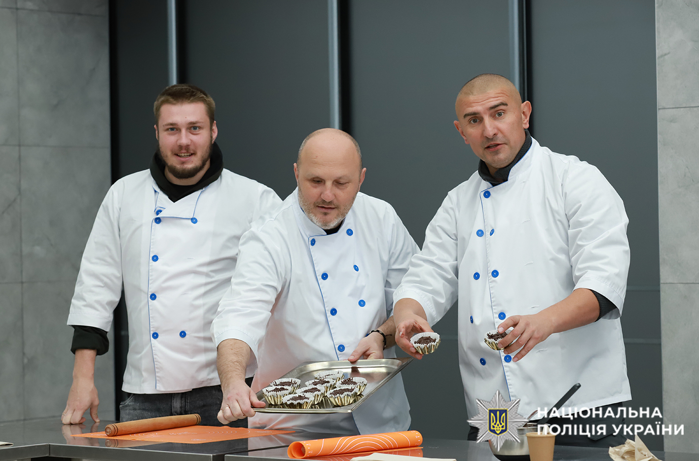 Хлопці готують мафіни