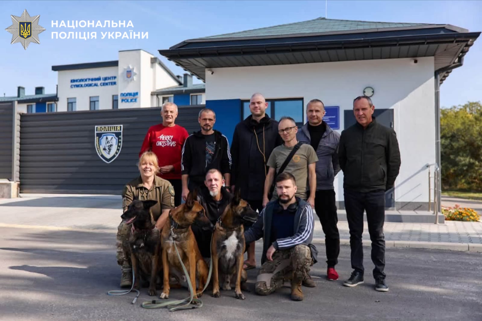 Загальне фото учасників зустрічі на території кінологічного центру НПУ.