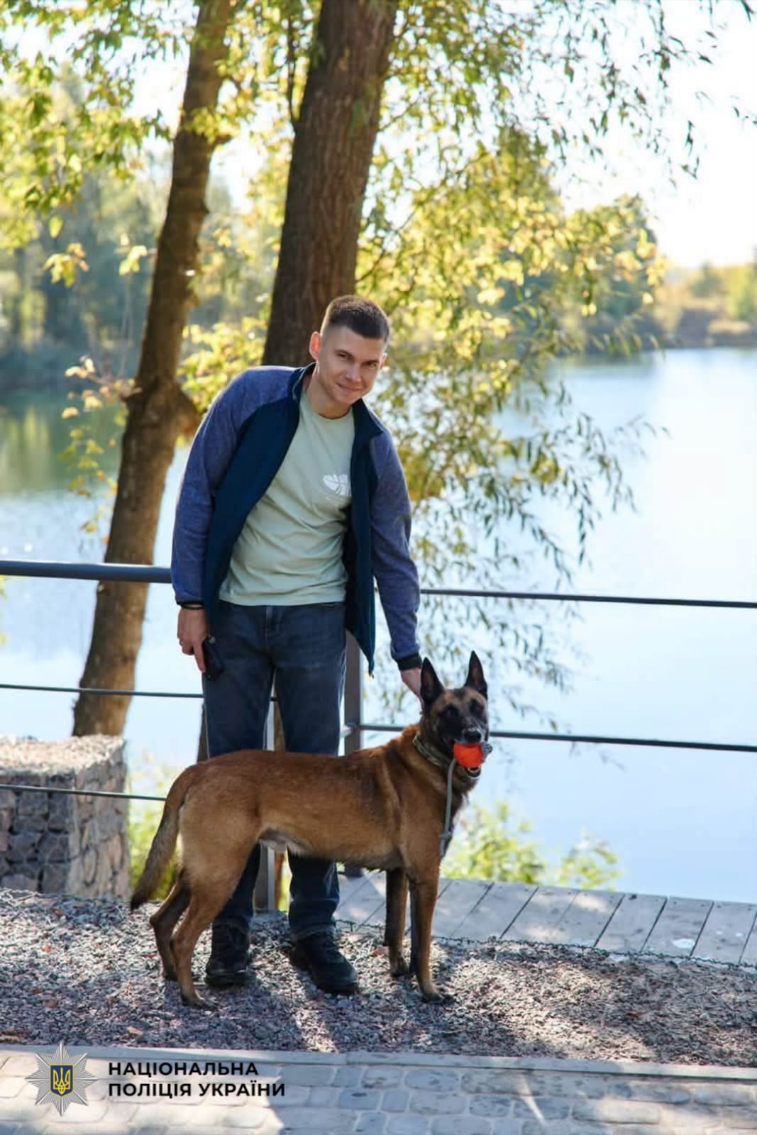 На фото учасник зустрічі та службовий пес.