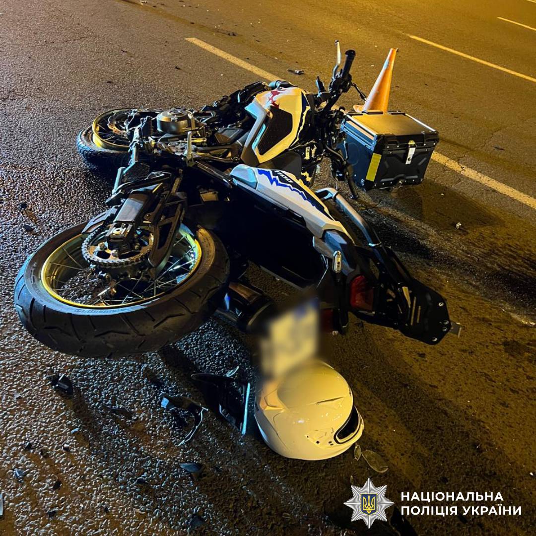 Поліцейські Харкова встановлюють обставини ДТП, в якій загинув водій мотоцикла, пасажирка травмована