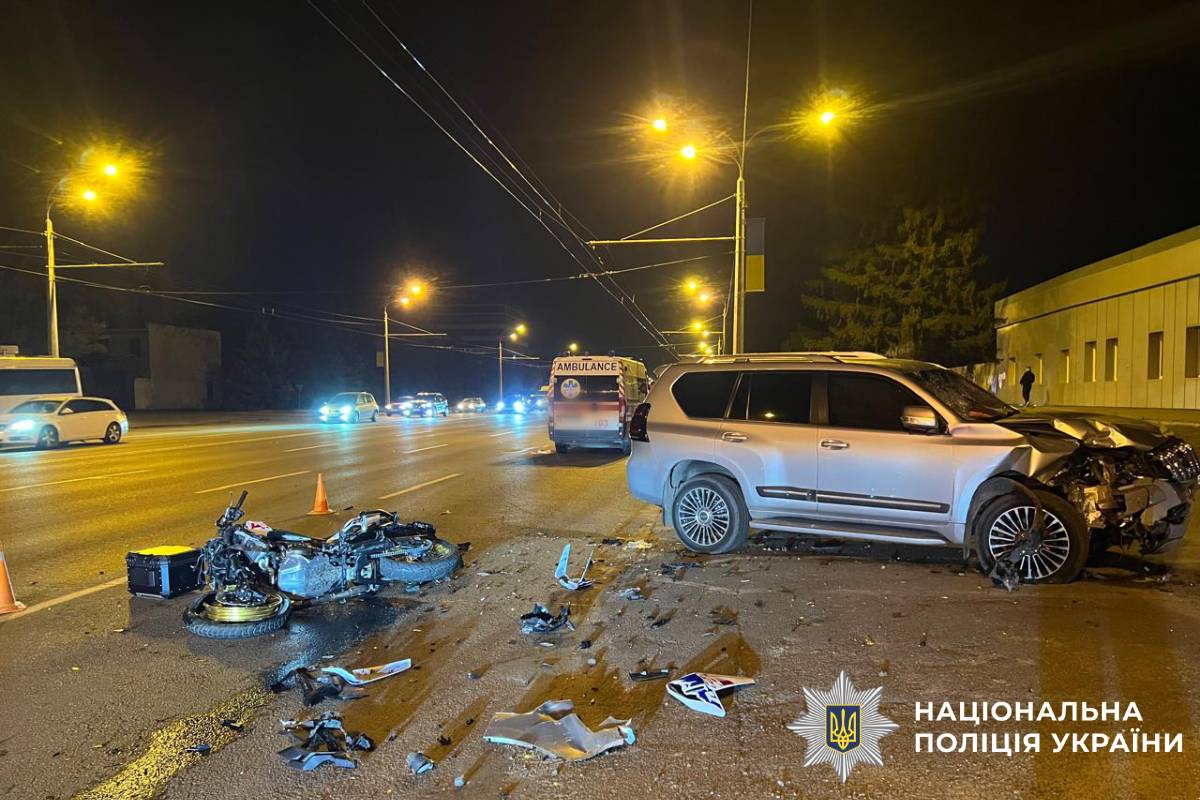 Поліцейські Харкова встановлюють обставини ДТП, в якій загинув водій мотоцикла, пасажирка травмована