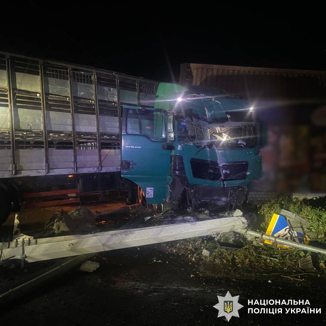 На Харківщині внаслідок ДТП загинули двоє людей, травмована дитина: поліція встановлює обставини аварії