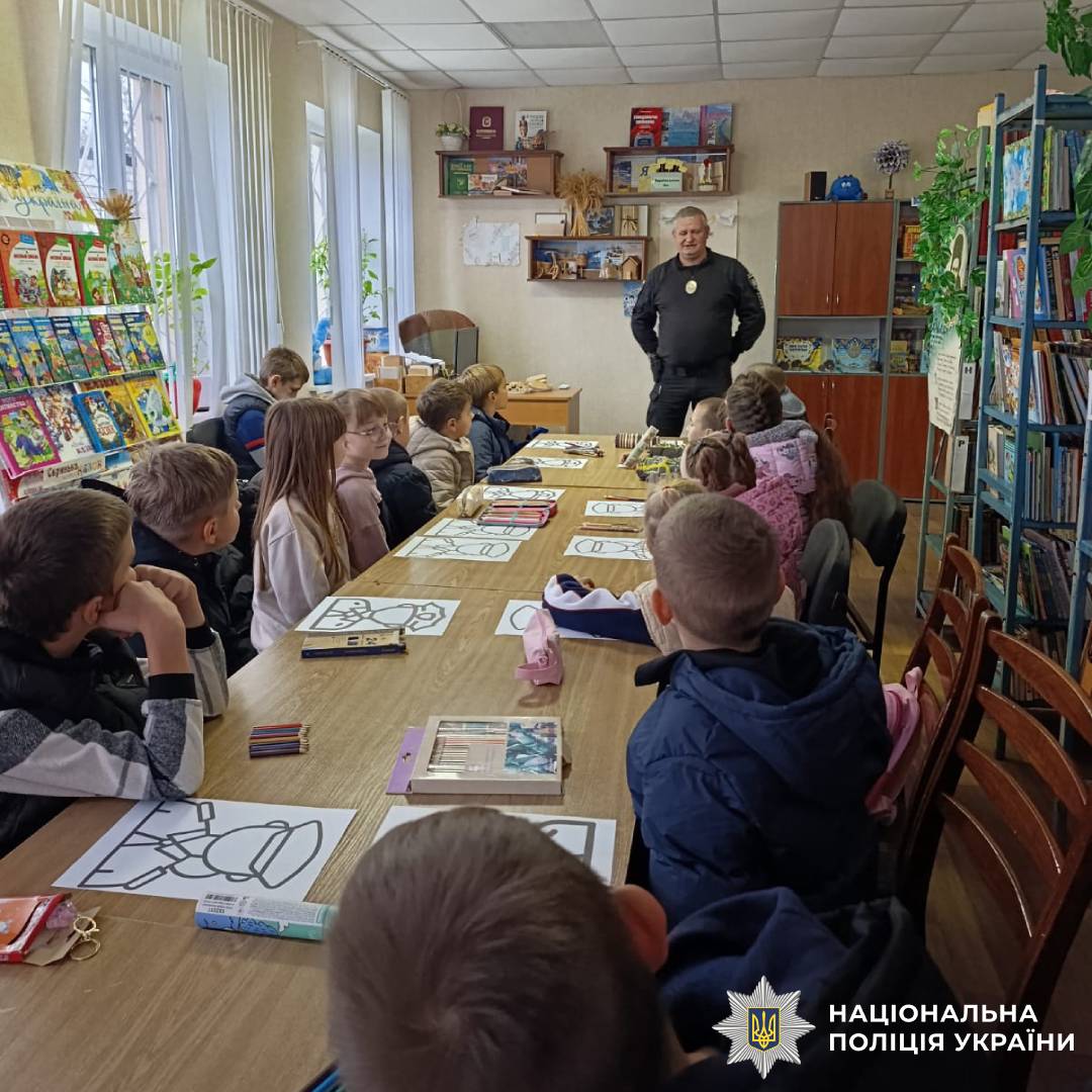 На Зміївщині поліцейський офіцер громади познайомив школярів зі своєю роботою