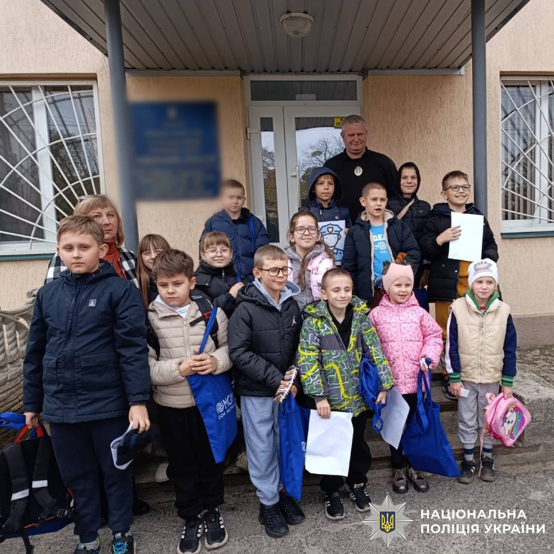 На Зміївщині поліцейський офіцер громади познайомив школярів зі своєю роботою