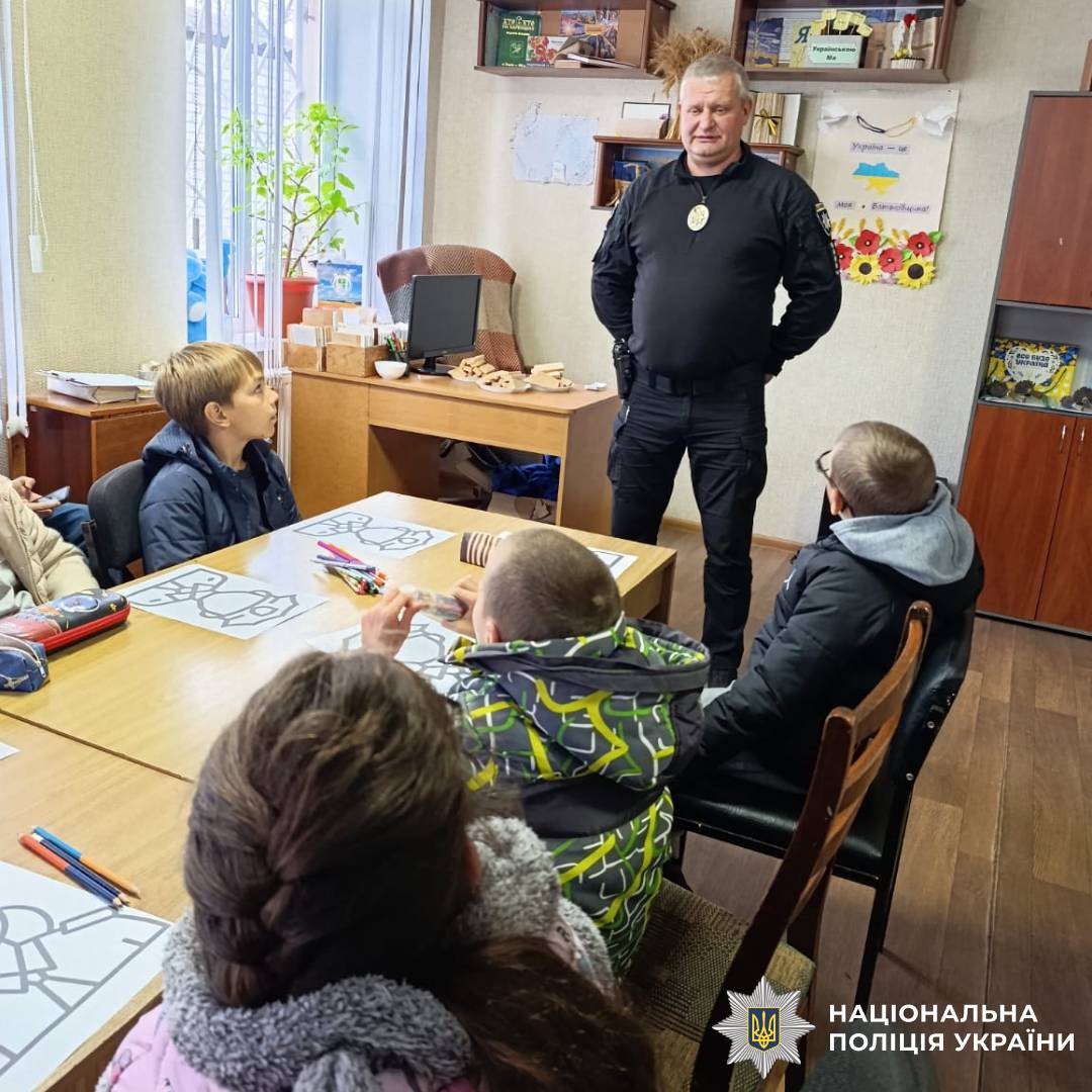 На Зміївщині поліцейський офіцер громади познайомив школярів зі своєю роботою