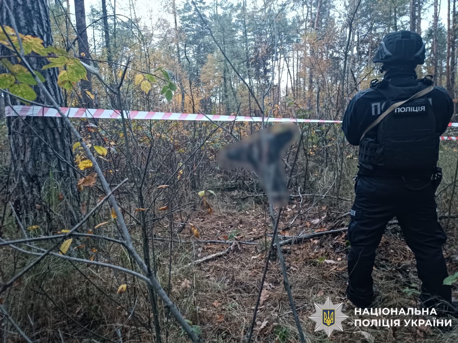На фото правоохоронець, який документує наслідки удару рф.