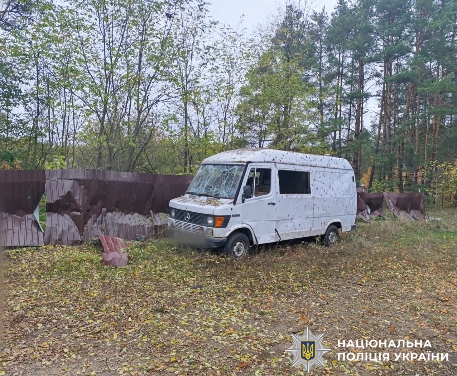 На фото пошкоджений автомобіль.