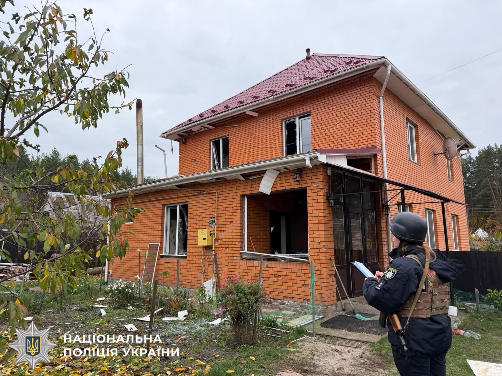 На фото пошкоджений будинок, пошкоджений внаслідок атаки.