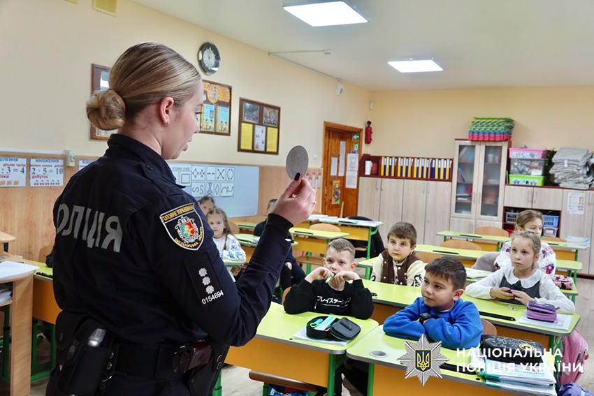 Інспектор СОБ розповідає дітям про гуманне ставлення до тварин