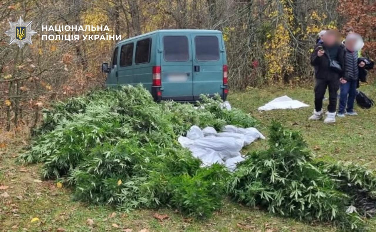 На фото вилучені речові докази.