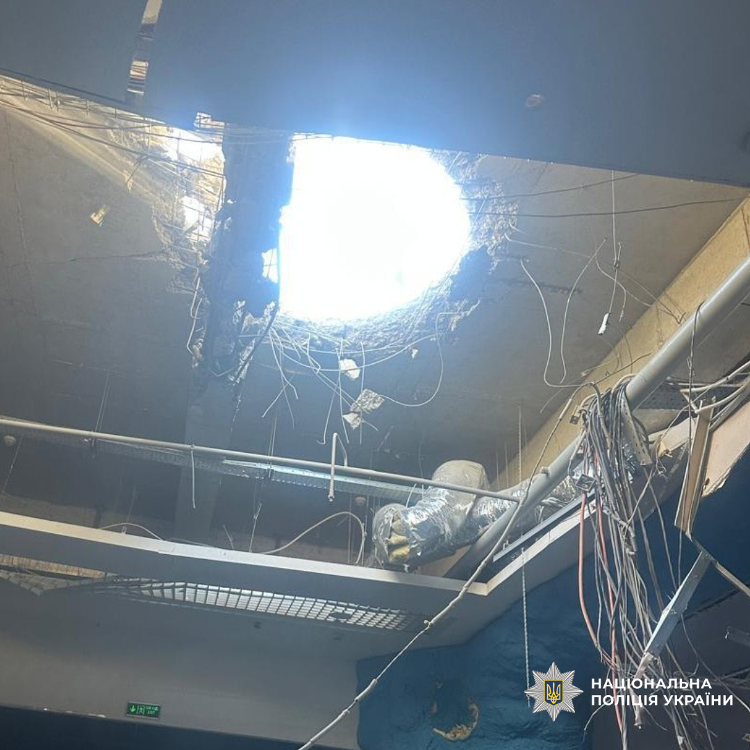 поліцейські Харкова документують наслідки ворожого обстрілу