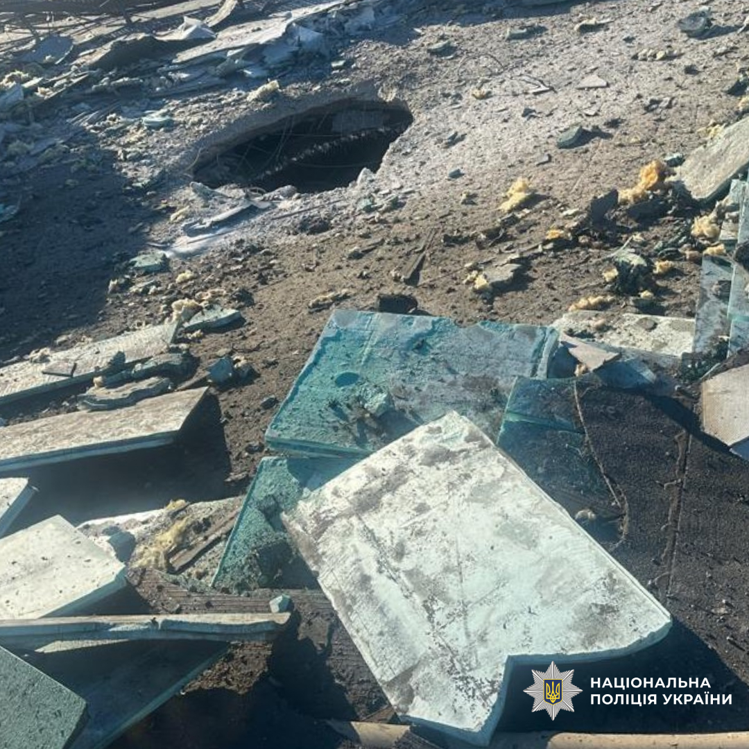 поліцейські Харкова документують наслідки ворожого обстрілу