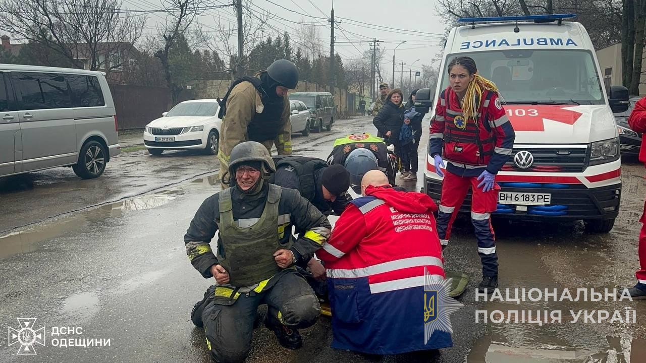 армія рф завдала ракетні удари по одесі: є поранені та загиблі, серед них — рятувальники