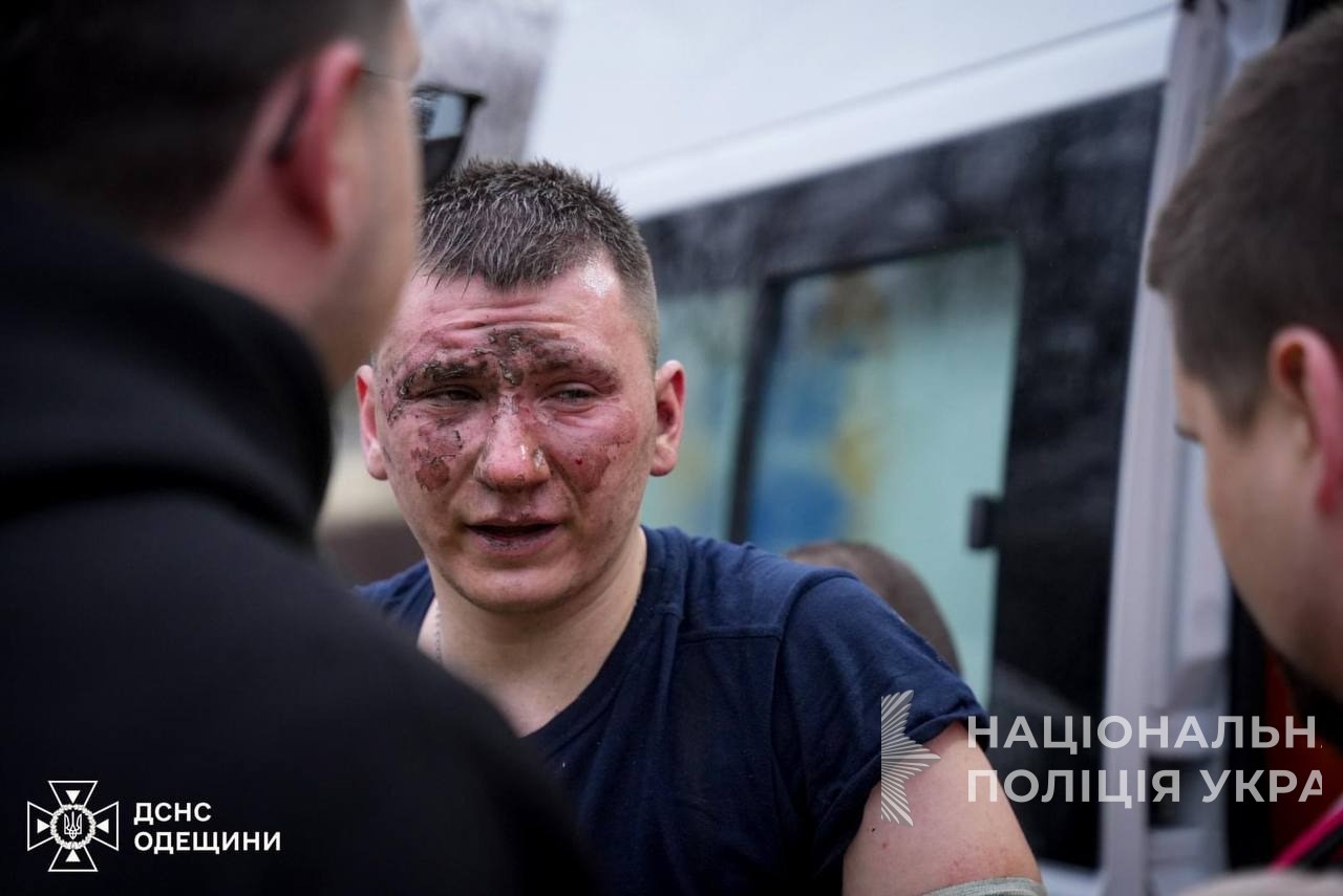 армія рф завдала ракетні удари по одесі: є поранені та загиблі, серед них — рятувальники