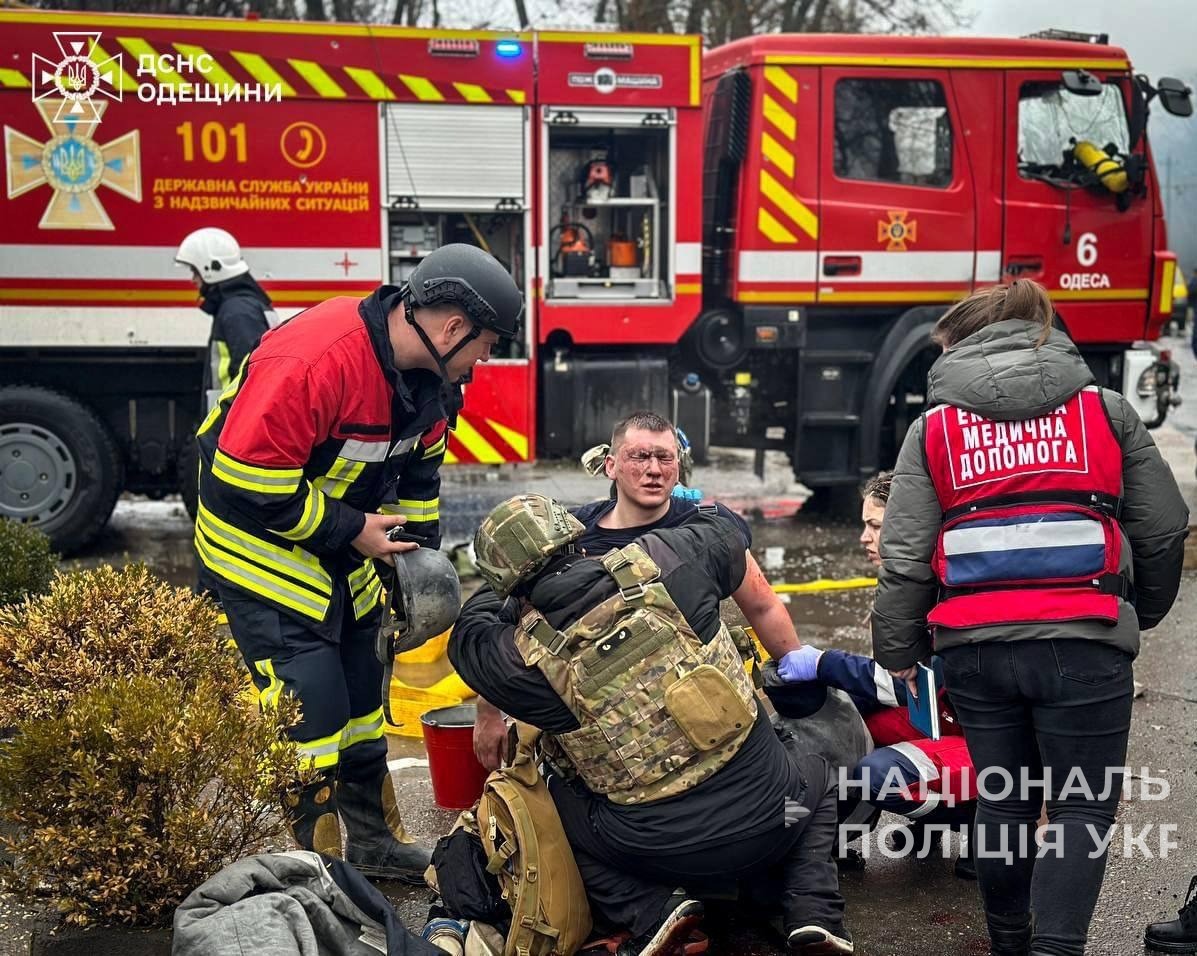 армія рф завдала ракетні удари по одесі: є поранені та загиблі, серед них — рятувальники