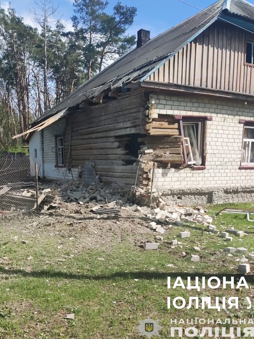 росіяни з «градів» обстрілюють мирних мешканців прикордонної семенівки: поліція документує наслідки