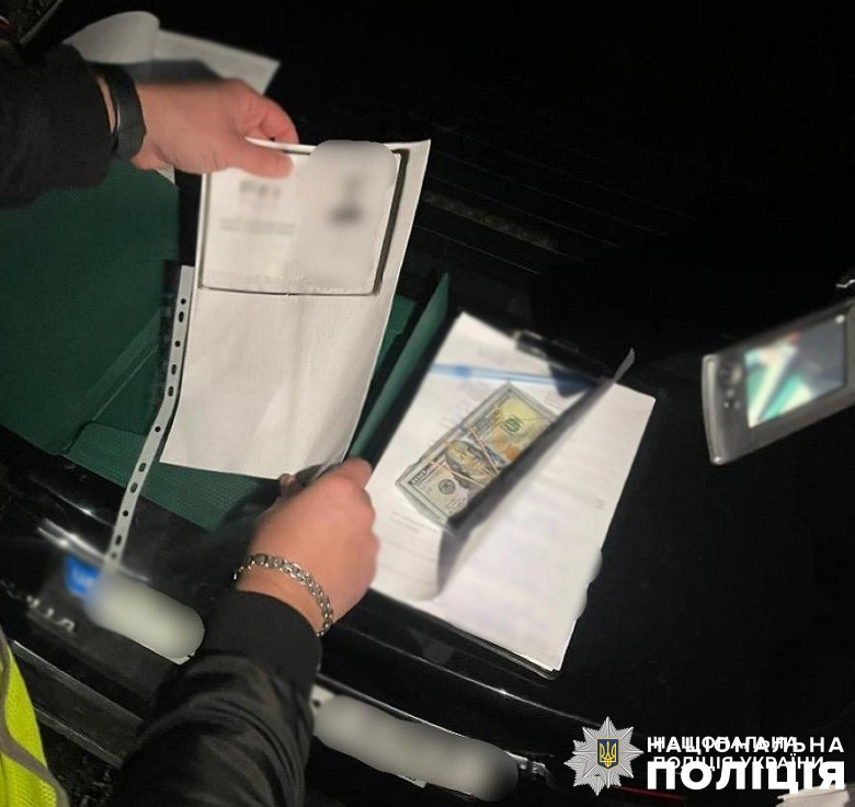 поліцейські києва затримали адвоката за вимагання хабаря для винесення більш м’якого вироку обвинуваченому