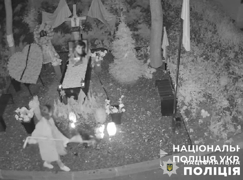 наруга над могилами військовослужбовців: слідчі столичної поліції оголосили затриманій про підозру