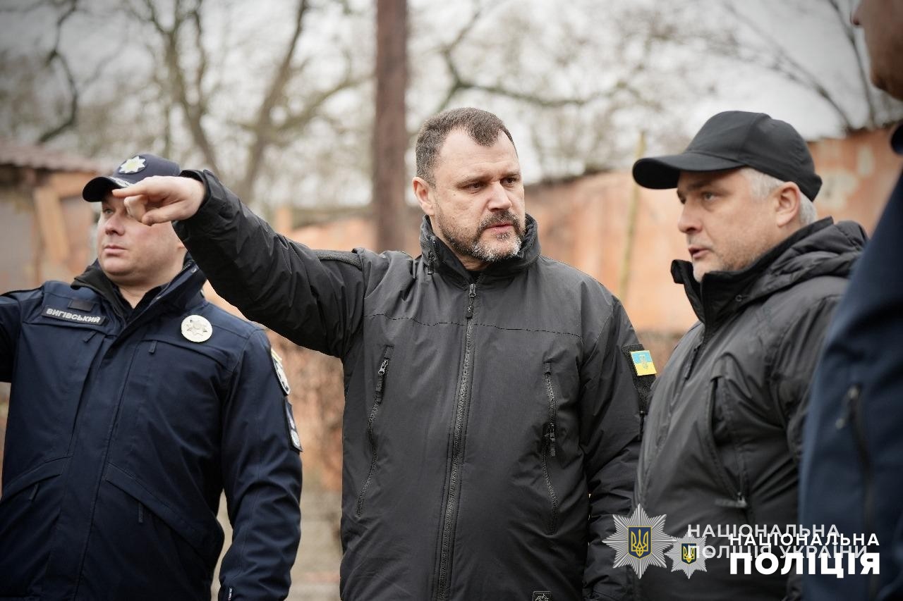 міністр внутрішніх справ ігор клименко та голова національної поліції іван вигівський побували на місці ракетних ударів росії по одесі