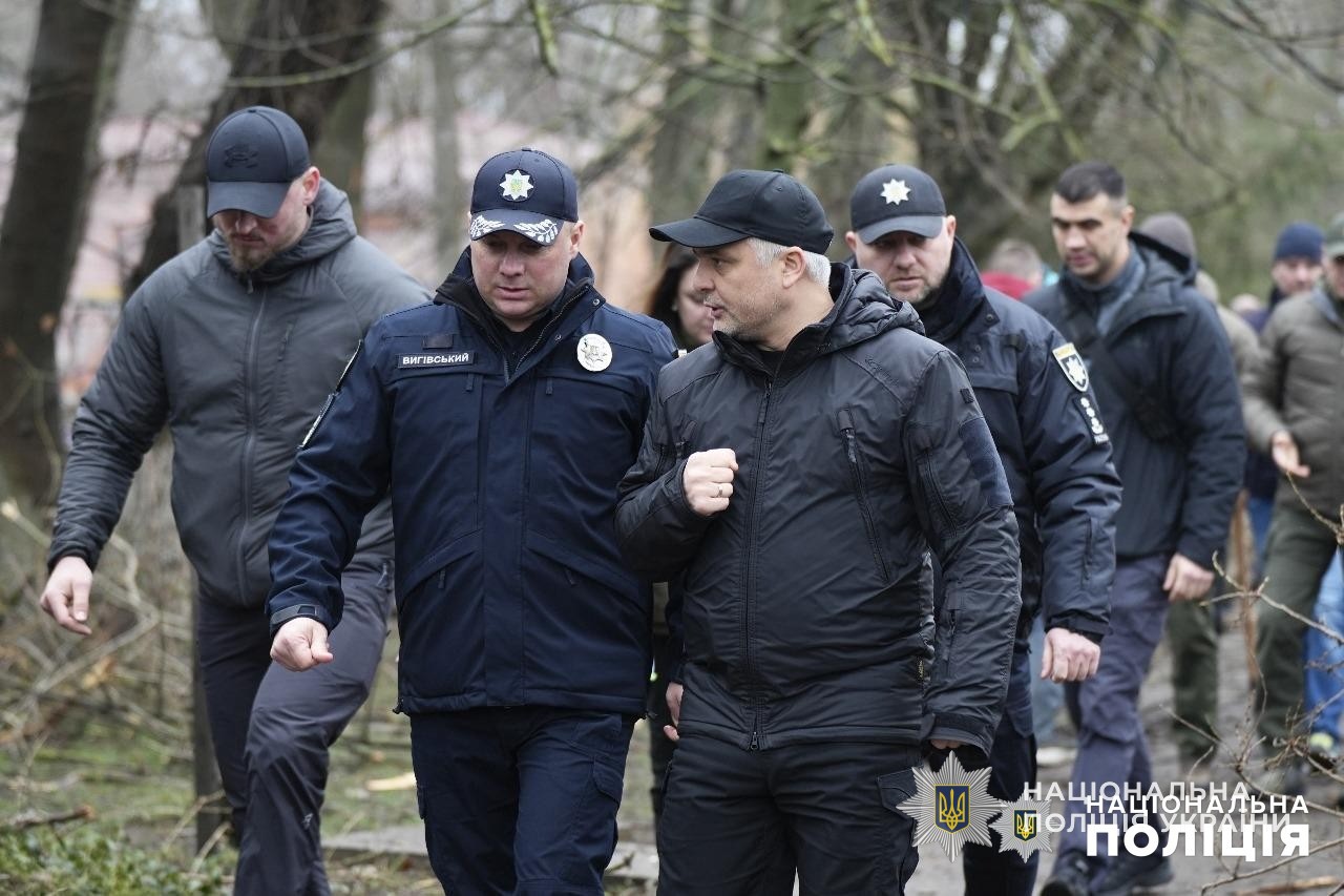 міністр внутрішніх справ ігор клименко та голова національної поліції іван вигівський побували на місці ракетних ударів росії по одесі