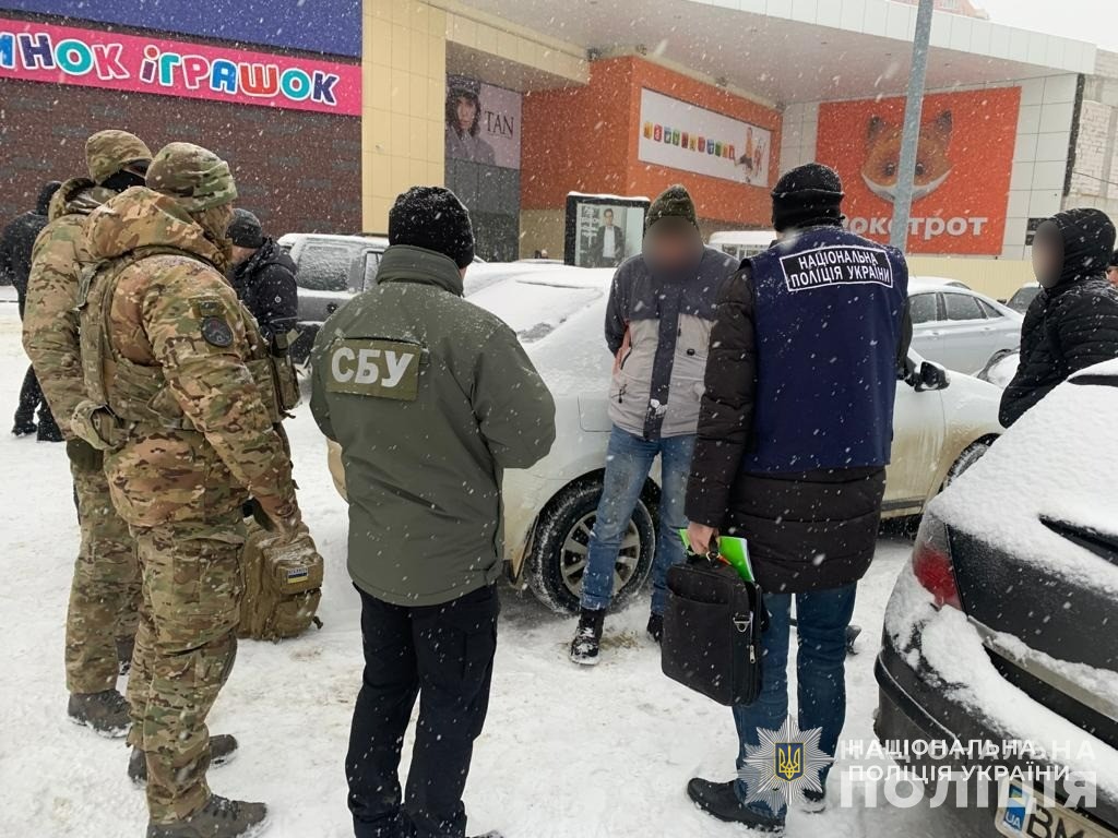 звільнення з полону за 100 тисяч гривень: на сумщині правоохоронці затримали шахрая, який вимагав хабар у дружини військовополоненого звільнення з полону за 100 тисяч гривень: на сумщині правоохоронці затримали шахрая, який вимагав хабар у дружини військовополоненого