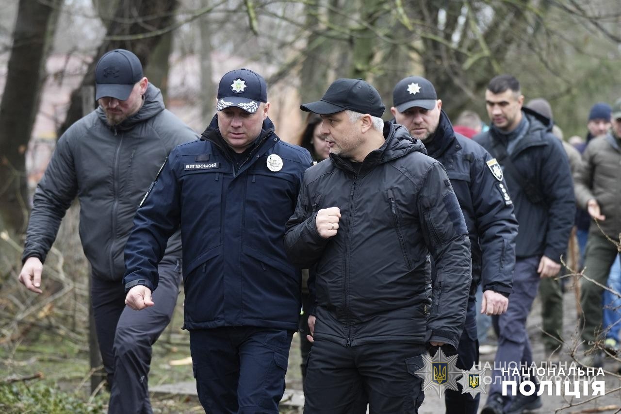 міністр внутрішніх справ ігор клименко та голова національної поліції іван вигівський побували на місці ракетних ударів росії по одесі міністр внутрішніх справ ігор клименко та голова національної поліції іван вигівський побували на місці ракетних ударів росії по одесі