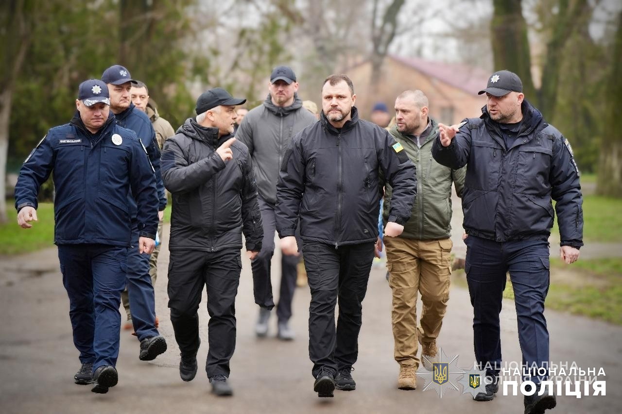 міністр внутрішніх справ ігор клименко та голова національної поліції іван вигівський побували на місці ракетних ударів росії по одесі міністр внутрішніх справ ігор клименко та голова національної поліції іван вигівський побували на місці ракетних ударів росії по одесі