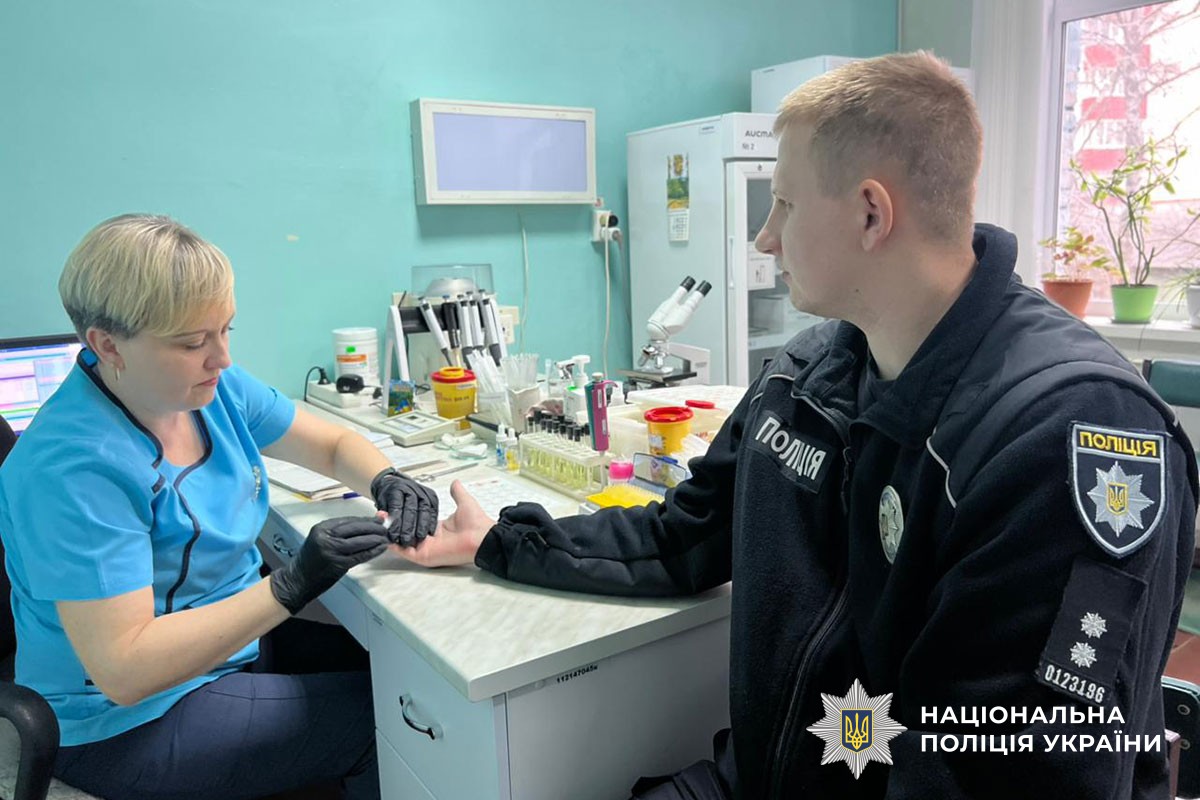 Поліцейський здає аналіз крові