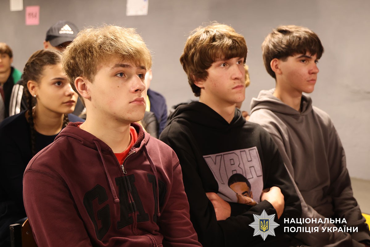 учні слухають лекцію