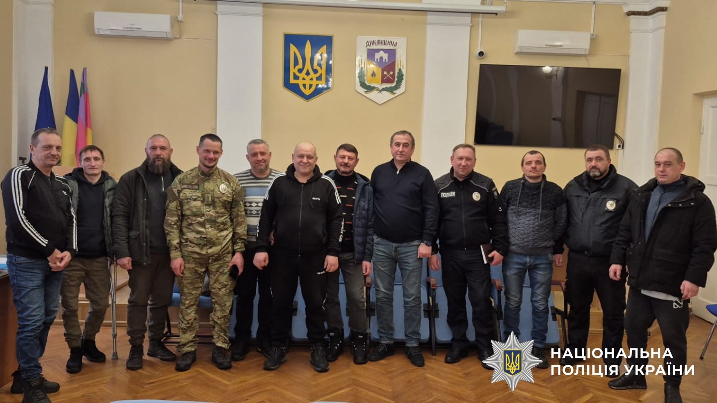 Вячеслав Ясько спілкується з ветеранами