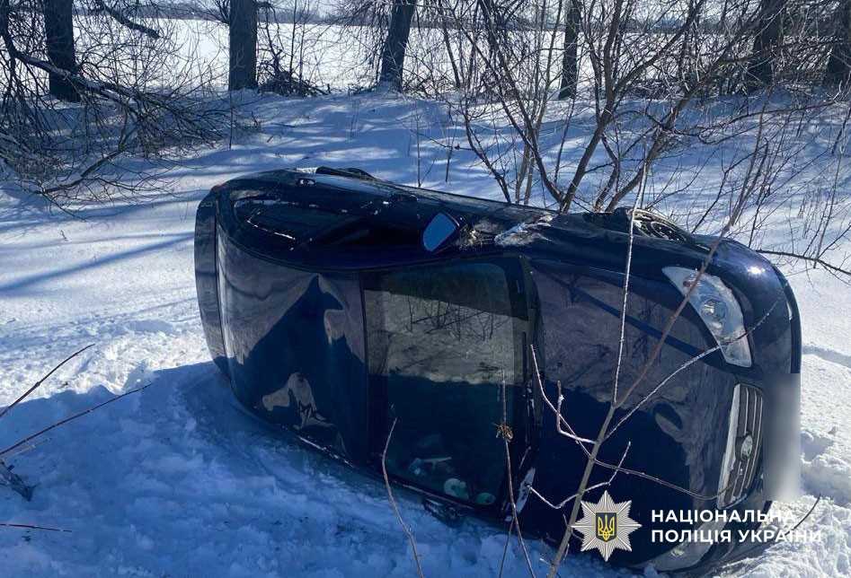На дорогах Полтавської області екіпажі сектору реагування патрульної поліції продовжують надавати допомогу водіям, які потрапляють у складні ситуації через негоду.