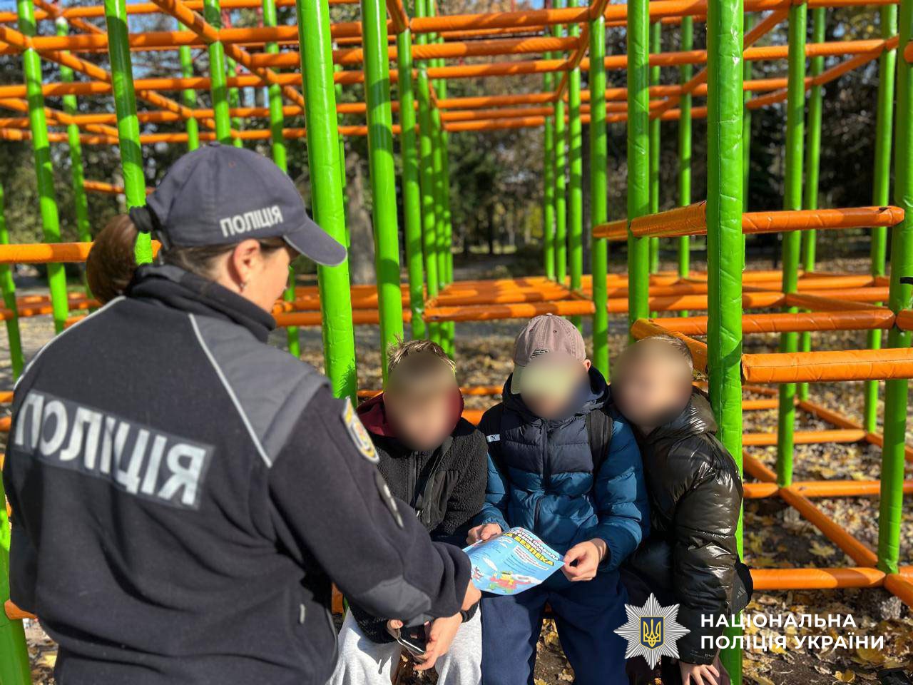 поліцейська роздає листівки