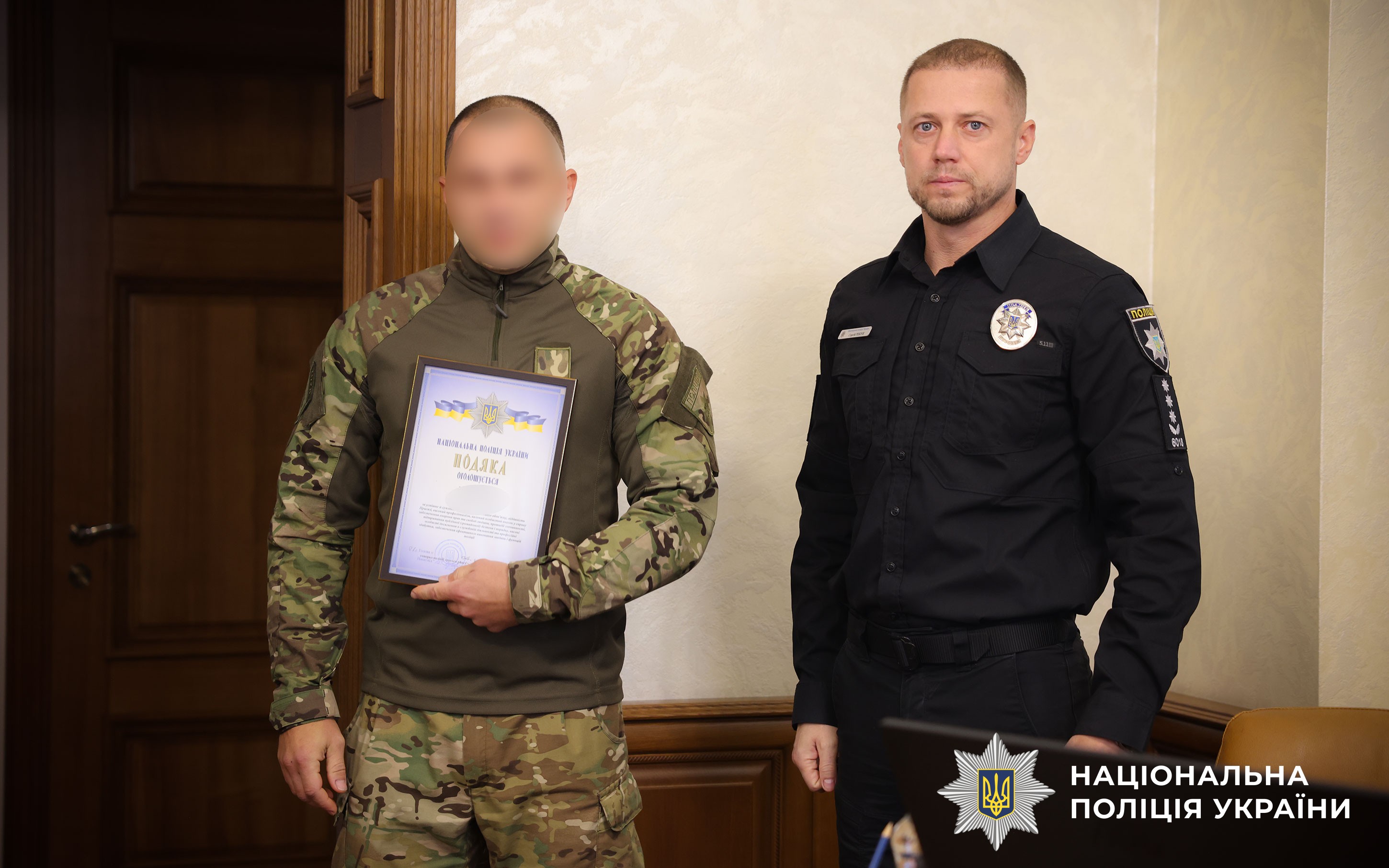 Сергій Рекун та поліцейський у камуфляжі